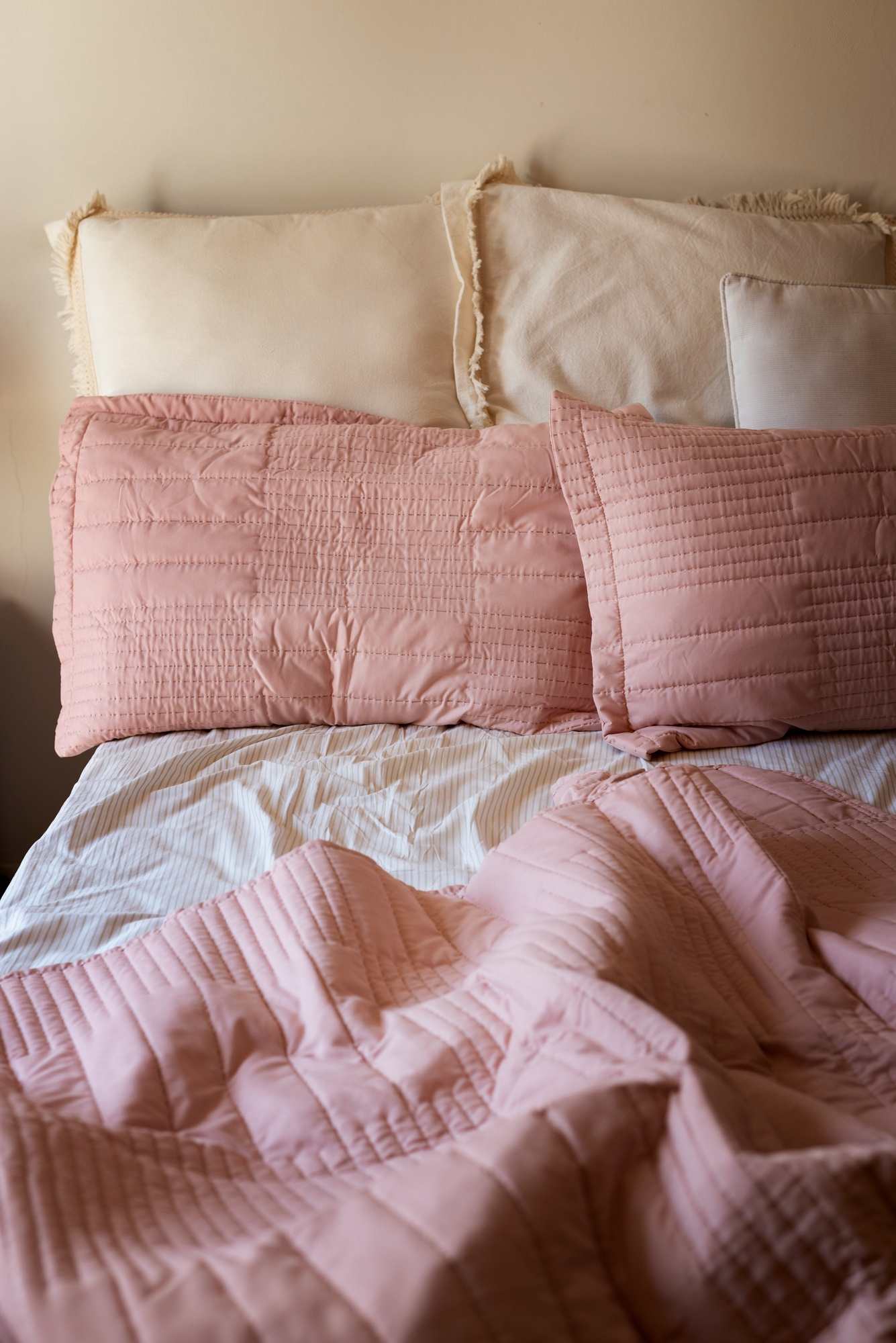 Quilt vs Comforters: Which is Right for You?